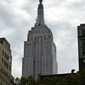 Skolen er nabo til Empire State building, sentralt på Manhattan.