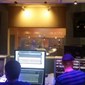 Bilde tatt fra kontrollrommet i Studio C (digitalt studio), gjennom vinduet til musikkstudioet, og videre inn til en isolasjonsboks bakenfor.