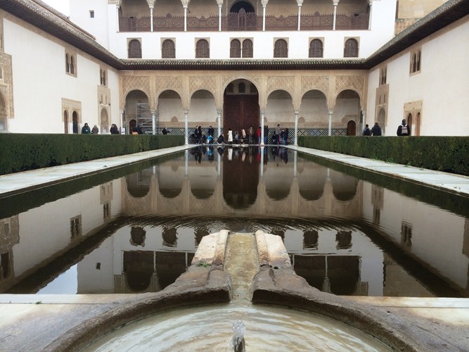 Et besøk i Alhambra-palasset i Granada er noe man må få med seg i Andalucía.