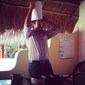 Lærer Axel viser og forklarer hvordan man lager mexicansk taco. (Etterpå måtte vi gjøre det samme).
