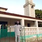 Mr Tambedou foran moskeen i Bijilo