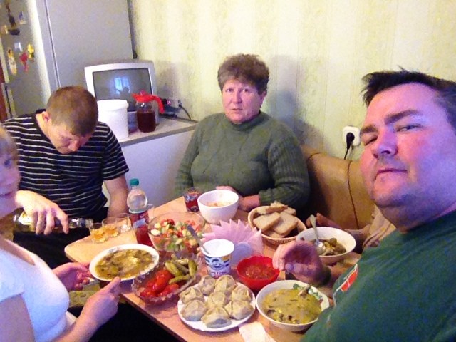 På besøk hos en russisk familie i byen Taishet på den sibirske taigaen. Mat, drikke og gode samtaler.