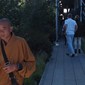 Spaserende på The High Line utsettes for pengemas fra falske buddhistmunker