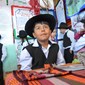 På en festival i Vallegrande i Bolivia har unge gutter kledd seg opp i tradisjonelle klær.