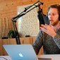 Kristoffer Triumf (The Värvet), en av Sveriges mest suksessfulle podcastere, hjemme i egen stue i Vällingby der han produserer alt selv.