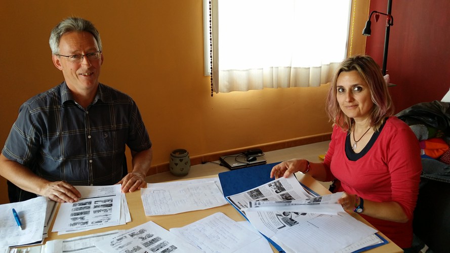 Min medelev Kurt Olsen og lærer Eva Soto López med spanskkunnskapene flytende på bordet.