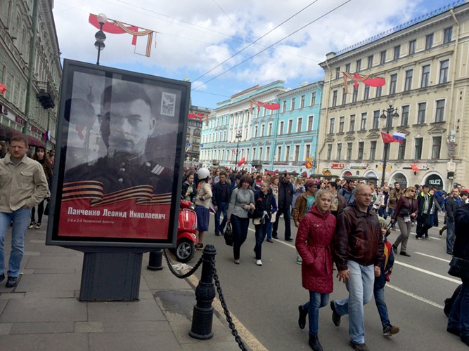 9. mai var det storslått feiring i hele Russland. Bildet er fra hovedgata Nevskij Prospekt i St. Petersburg.