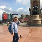 Ingeborg - meg - foran statuen av landsfader Atatürk på Taksim-plassen, hjertet av Istanbul.