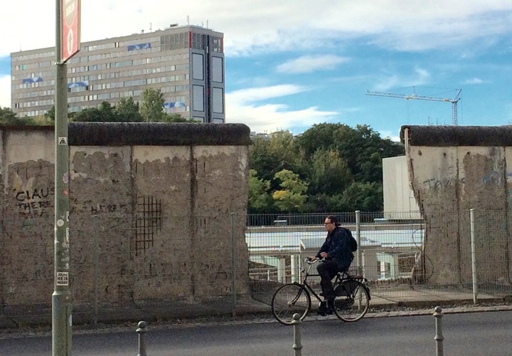 Hvis været er bra, er sykkel det beste fremkomstmiddelet i Berlin. Gjennom hullet i muren skimtes dokumentasjonssenteret Topographie des Terrors. Foto: Eirik Audunson