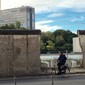 Hvis været er bra, er sykkel det beste fremkomstmiddelet i Berlin. Gjennom hullet i muren skimtes dokumentasjonssenteret Topographie des Terrors. Foto: Eirik Audunson