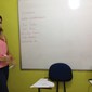 Klasserommet. Læreren Rubia gjennomgår noen brasilianske slang-uttrykk.