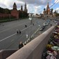 Hver dag legger folk ned friske blomster der hvor Boris Nemtsov ble skutt, et steinkast fra Kreml. Hver natt blir blomstene fjernet.