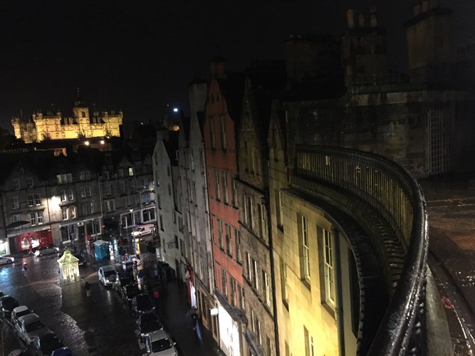 Edinburgh er en ubegripelig vakker by. Men drit i det. Tilbring heller hele dagen i et mørkt, fuktig rom hvor det spilles teater.