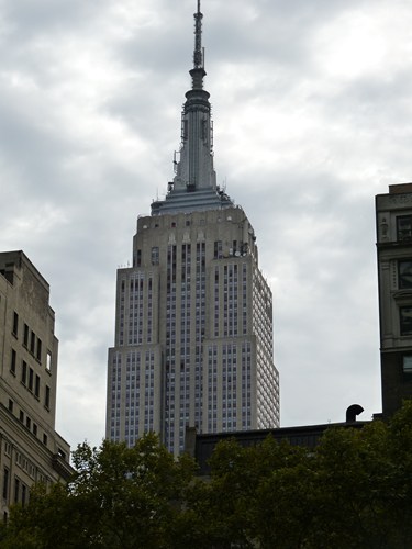 Skolen er nabo til Empire State building, sentralt på Manhattan.