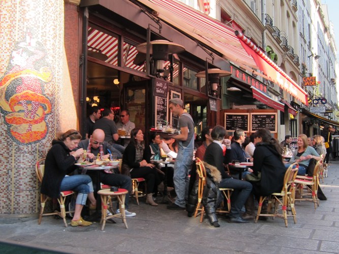 Selv om språkkurset på ICP er intenst, har du god anledning til å besøke Paris' mange cafeer.